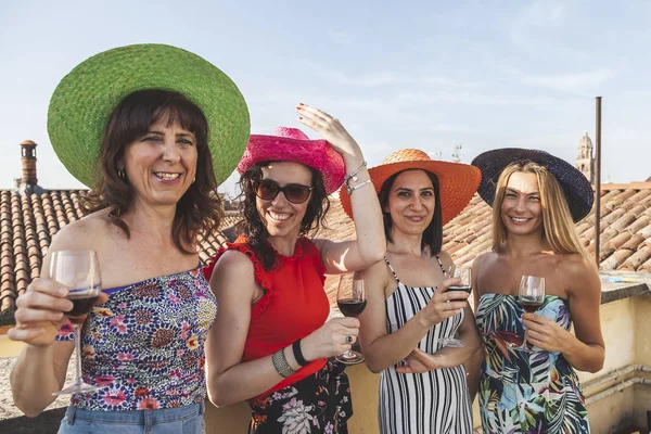 Grupa kobiet przyjaciół zabawy podczas picia czerwonego wina na th — Zdjęcie stockowe