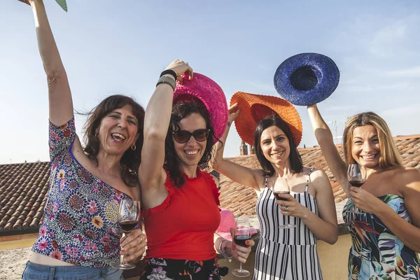 Gruppo di amiche che si divertono mentre bevono vino rosso sul th — Foto Stock