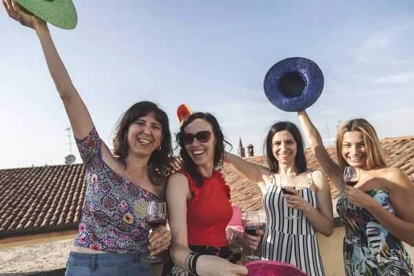 Gruppo di amiche che si divertono mentre bevono vino rosso sul th — Foto Stock