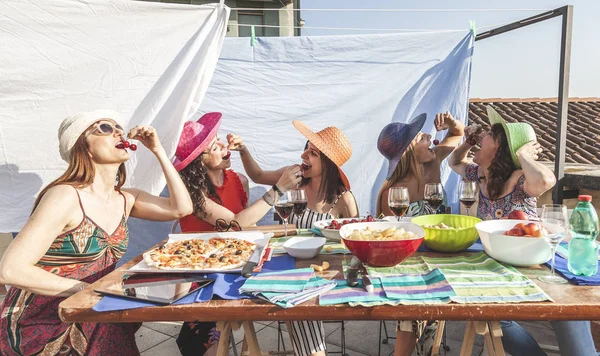 Gruppo di amiche che si divertono mentre mangiano ciliegie sul — Foto Stock