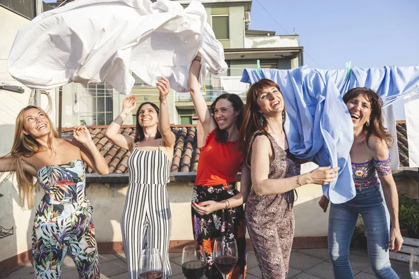 Gruppo di amiche in vacanza si divertono tra le lenzuola — Foto Stock