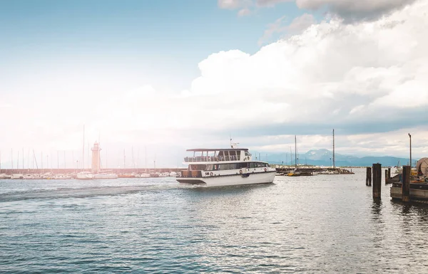 Blick auf einen hübschen kleinen Hafen von einem See in den Bergen in spr — Stockfoto