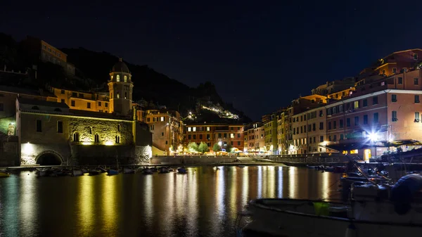 Panoramiczny widok na wioskę w Cinque Terre nocą — Zdjęcie stockowe