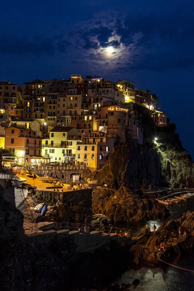 Panoramiczny widok na wioskę w Cinque Terre nocą — Zdjęcie stockowe
