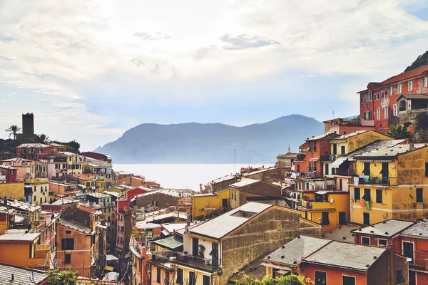 Panoramiczny widok z dachów wioski w Cinque Terre — Zdjęcie stockowe