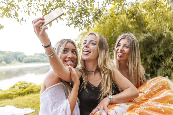 Femmina millennial amiche taking un selfie all'aperto su il ri — Foto Stock