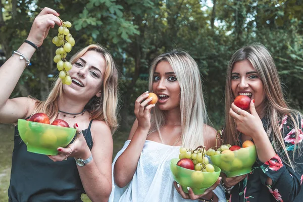 Grupa młodych pięknych kobiet jedzących świeże owoce na wakacjach — Zdjęcie stockowe