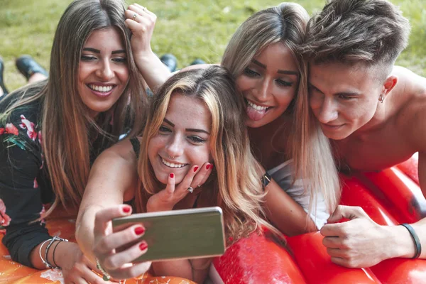 Grupy tysiąclecia przyjaciół przy selfie na zewnątrz leżącego w th — Zdjęcie stockowe