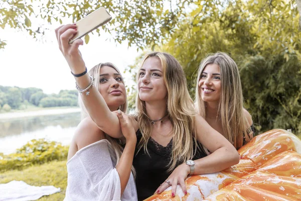 Femmina millennial amiche taking un selfie all'aperto su il ri — Foto Stock