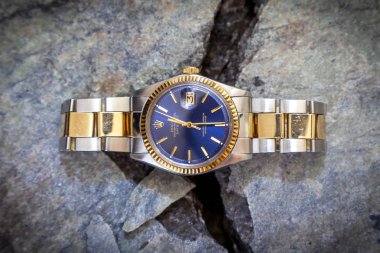Rolex Oyster Blue saat taş arka planda