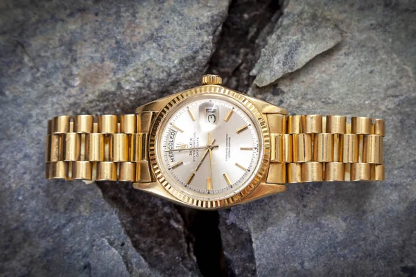 Часы Rolex Oyster Perpetual Day-Date на каменном фоне — стоковое фото