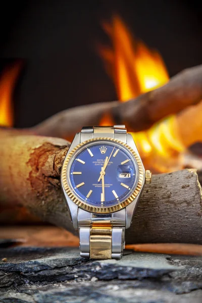 Relógio Rolex Oyster Blue no fundo do fogo — Fotografia de Stock