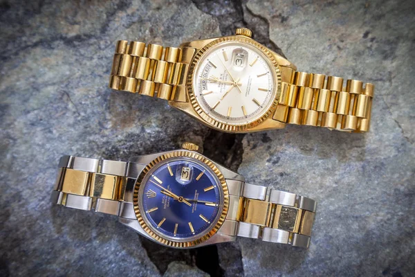 Rolex Oyster Perpetual Day-Date en Oyster Blue-horloge op rotsen — Stockfoto