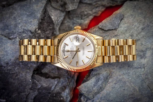 Rolex Oyster безстроковий день-дата годинник на кам'яний фон — стокове фото