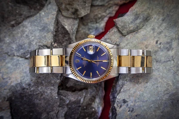 Rolexky ústřice modré hodinky na kamenném pozadí — Stock fotografie