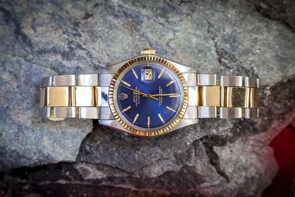 Rolex Oyster Blue montre sur fond de pierre — Photo