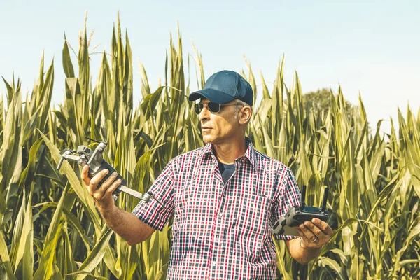 Moderno agricultor tecnológico mientras se prepara para sobrevolar el dron — Foto de Stock