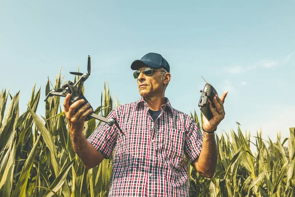 Moderno agricultor tecnológico mientras se prepara para sobrevolar el dron — Foto de Stock