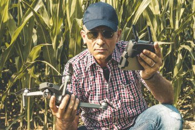 o üzerinden drone uçmaya hazırlar gibi modern teknolojik çiftçi