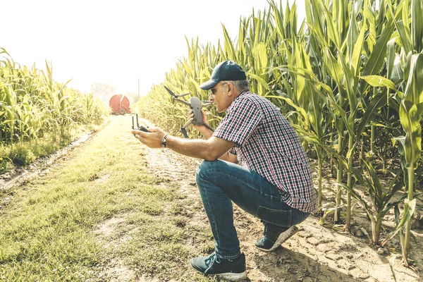 Moderno agricultor tecnológico mientras se prepara para sobrevolar el dron — Foto de Stock