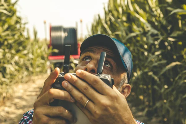 Agricultor tecnológico moderno analizando el crecimiento del maíz por flyi — Foto de Stock