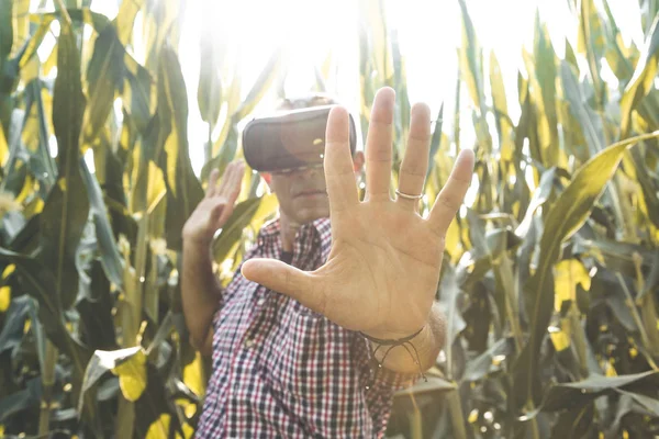 Hombre de negocios agricultor moderno analizando la tendencia de crecimiento con virtua — Foto de Stock