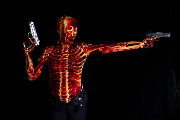 Érzéki nő öltözött a csontváz jelmez gazdaság két ágyú — Stock Fotó
