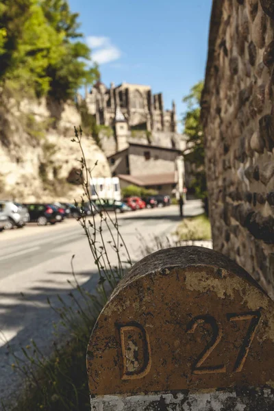 Vista de uma antiga aldeia francesa com a abadia de Siant Antoin — Fotografia de Stock