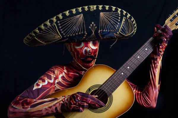 Zmysłowy kobieta ubrana w szkielet kostium gra na gitarze — Zdjęcie stockowe
