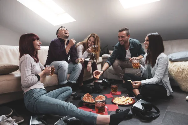 Щаслива група друзів п'ють пиво і їдять піцу — стокове фото