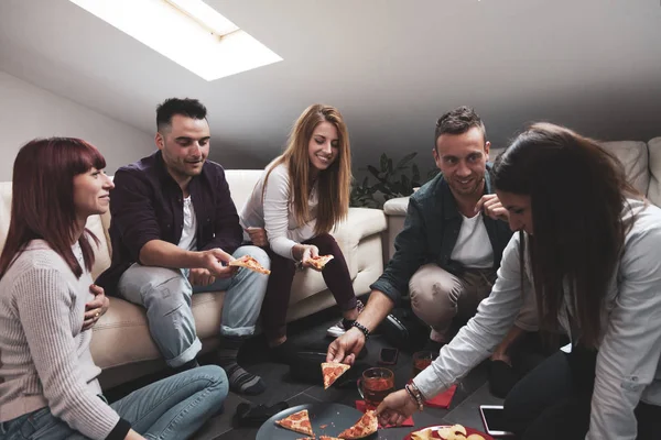 맥주를 마시고 피자를 먹는 친구의 행복한 그룹 — 스톡 사진