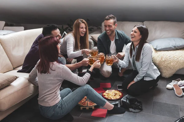 Grupo feliz de amigos bebendo cerveja e comendo pizza — Fotografia de Stock