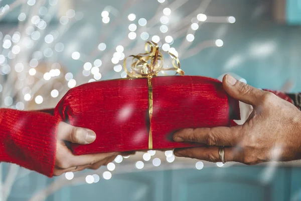Kerstcadeau. detail van de handen wisselen de geschenkdoos — Stockfoto