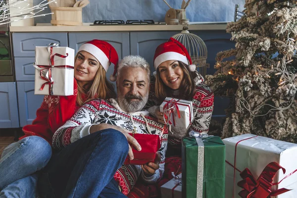 Családi csoport portré karácsony napján, miközben ajándékot cserélnek — Stock Fotó