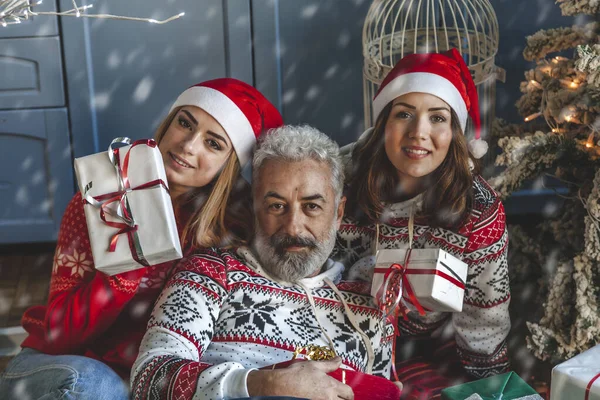 Семейный групповой портрет на Рождество, пока они обмениваются подарками — стоковое фото