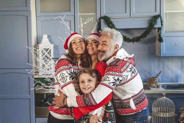 Familia feliz reunida en el día de Navidad abrazándose —  Fotos de Stock