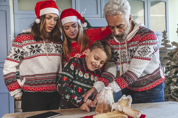 Счастливая семья собралась на Рождество, разрезая пандоро — стоковое фото