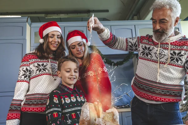 Boldog család gyűlt össze karácsony napján, miközben cukrot öntött pa — Stock Fotó