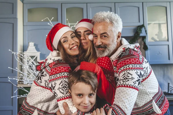 Familia feliz reunida en el día de Navidad abrazándose —  Fotos de Stock