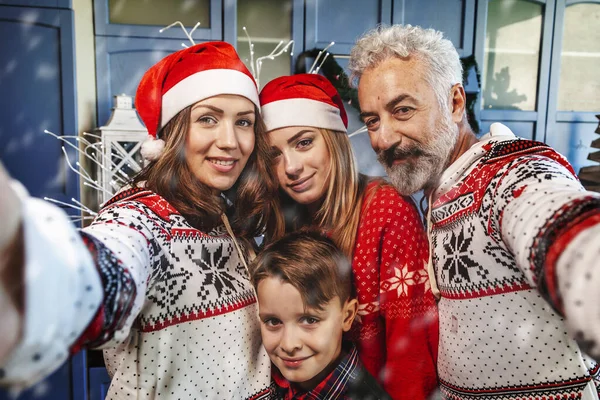 Boldog család újra együtt karácsony napján, hogy egy szelfi körül th — Stock Fotó