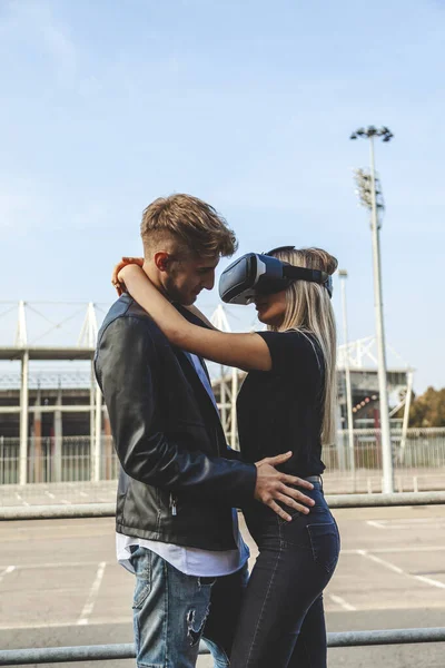 Vackert par i kärlek krama med glasögon av virtuell verklighet — Stockfoto