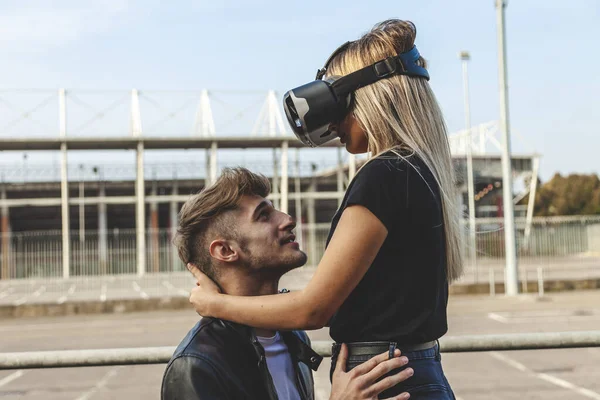 Hermosa pareja enamorada abrazándose con gafas de realidad virtual — Foto de Stock