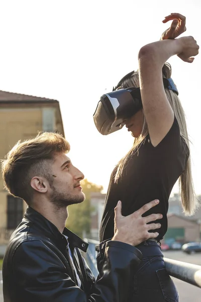 Hermosa pareja enamorada abrazándose con gafas de realidad virtual — Foto de Stock