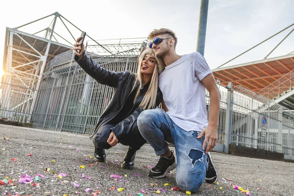 Casal de jovens amantes bonitos tirar uma selfie no grande squa — Fotografia de Stock