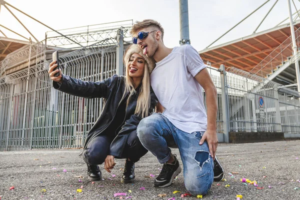 Pareja de jóvenes amantes hermosos tomar una selfie en la gran squa — Foto de Stock