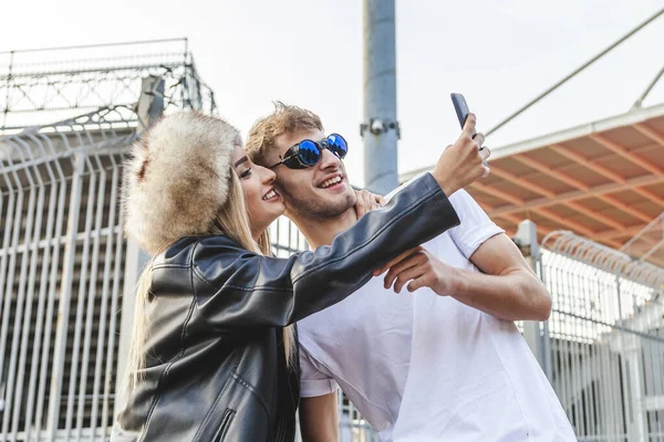 Ζευγάρι νεαρών όμορφων εραστών βγάζουν μια selfie στη μεγάλη squa — Φωτογραφία Αρχείου