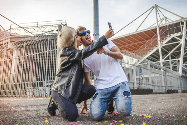 Ζευγάρι νεαρών όμορφων εραστών βγάζουν μια selfie στη μεγάλη squa — Φωτογραφία Αρχείου