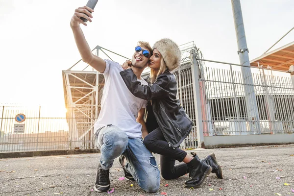 Ζευγάρι νεαρών όμορφων εραστών βγάζουν μια selfie στη μεγάλη squa — Φωτογραφία Αρχείου