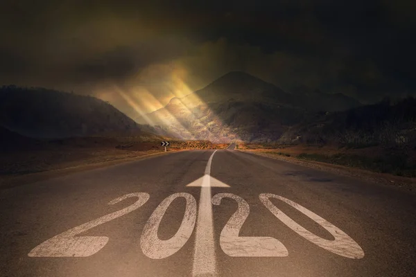 2020 Celebração do Ano Novo na estrada de asfalto com o raio de sol — Fotografia de Stock