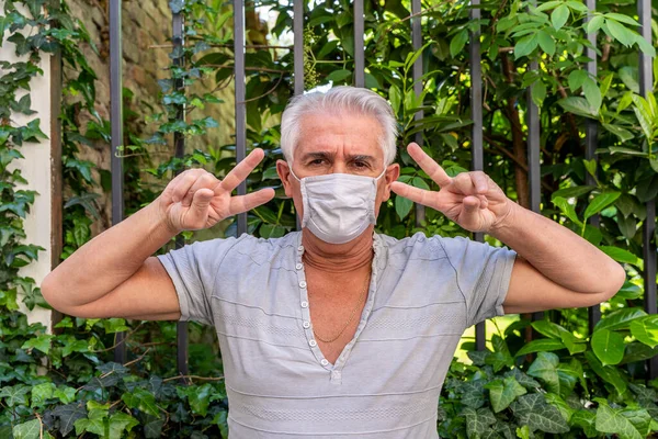 Hombre Adulto Con Máscara Protectora Mostrando Signo Victoria Durante Cuarentena — Foto de Stock